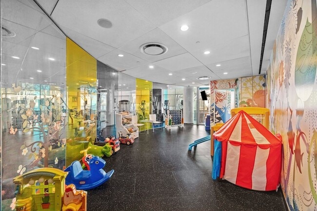 Building Photo - 77 Hudson St