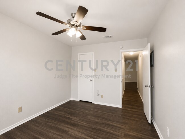 Building Photo - 1108 N Elm St