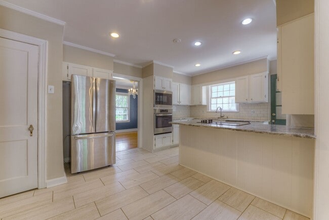 Building Photo - Beautiful 3 bed/3 full baths PLUS flex spa...