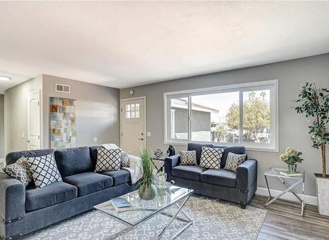 Building Photo - **Amazing 4 bedroom 3 bathroom Home coming...