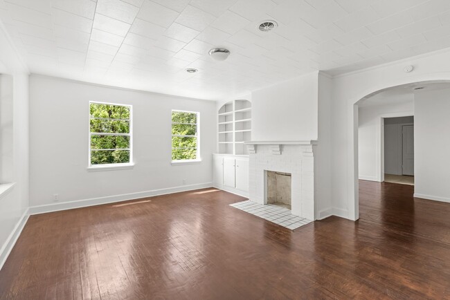 Building Photo - Beautifully Renovated 4 Bedroom 2 Bath Hom...