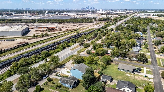 Building Photo - 9409 Clinton Dr