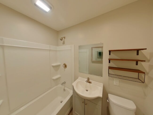 Building Photo - 1910 N Heiserman