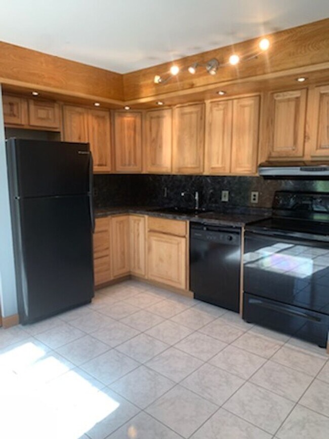 Building Photo - 967 Stratford Ct