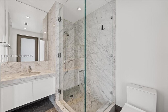 Building Photo - 17901 Collins Ave