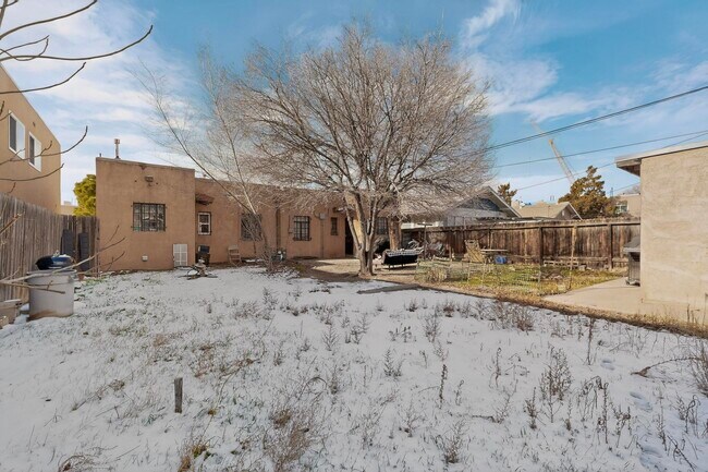 Building Photo - 116 Columbia Dr SE