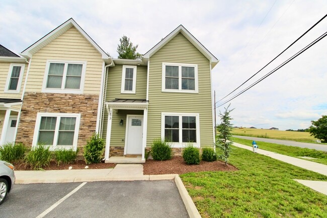 Primary Photo - Spacious 3-Bed, 2.5-Bath Townhome Availabl...