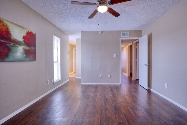 Building Photo - 413 Lakeway Dr