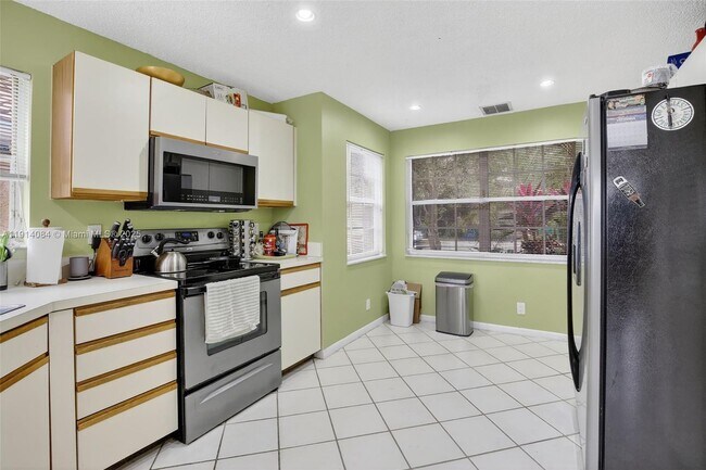 Building Photo - 9481 Oak Grove Cir