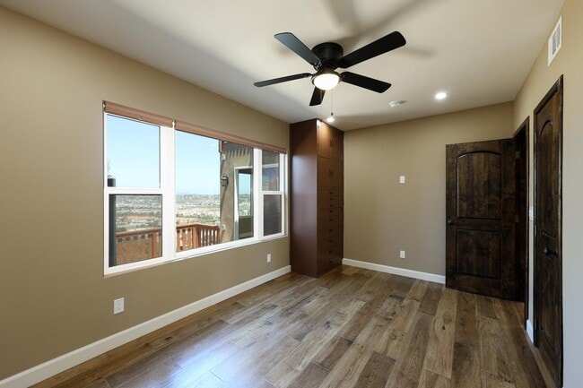 Building Photo - 4960 Vista Pl