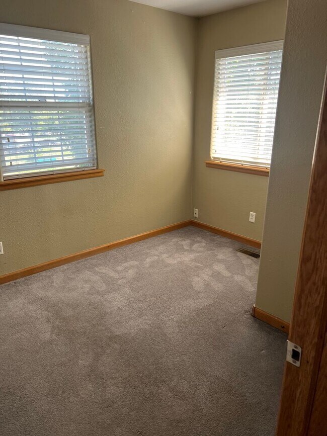 Building Photo - AVAILABLE NOW - BEAUTIFUL 6 bedroom home F...