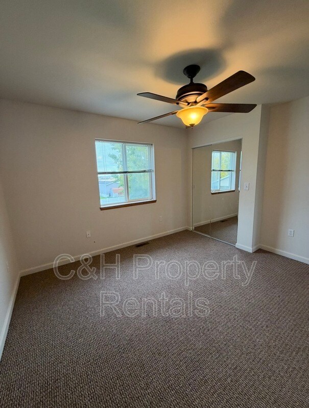 Building Photo - 406 1st St SE