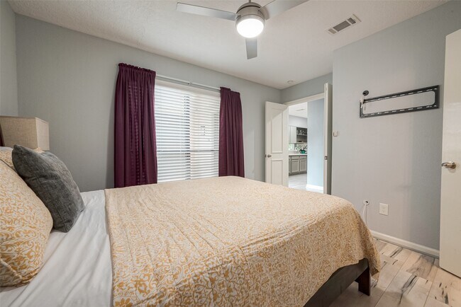 Building Photo - 1723 Rock Fence Dr