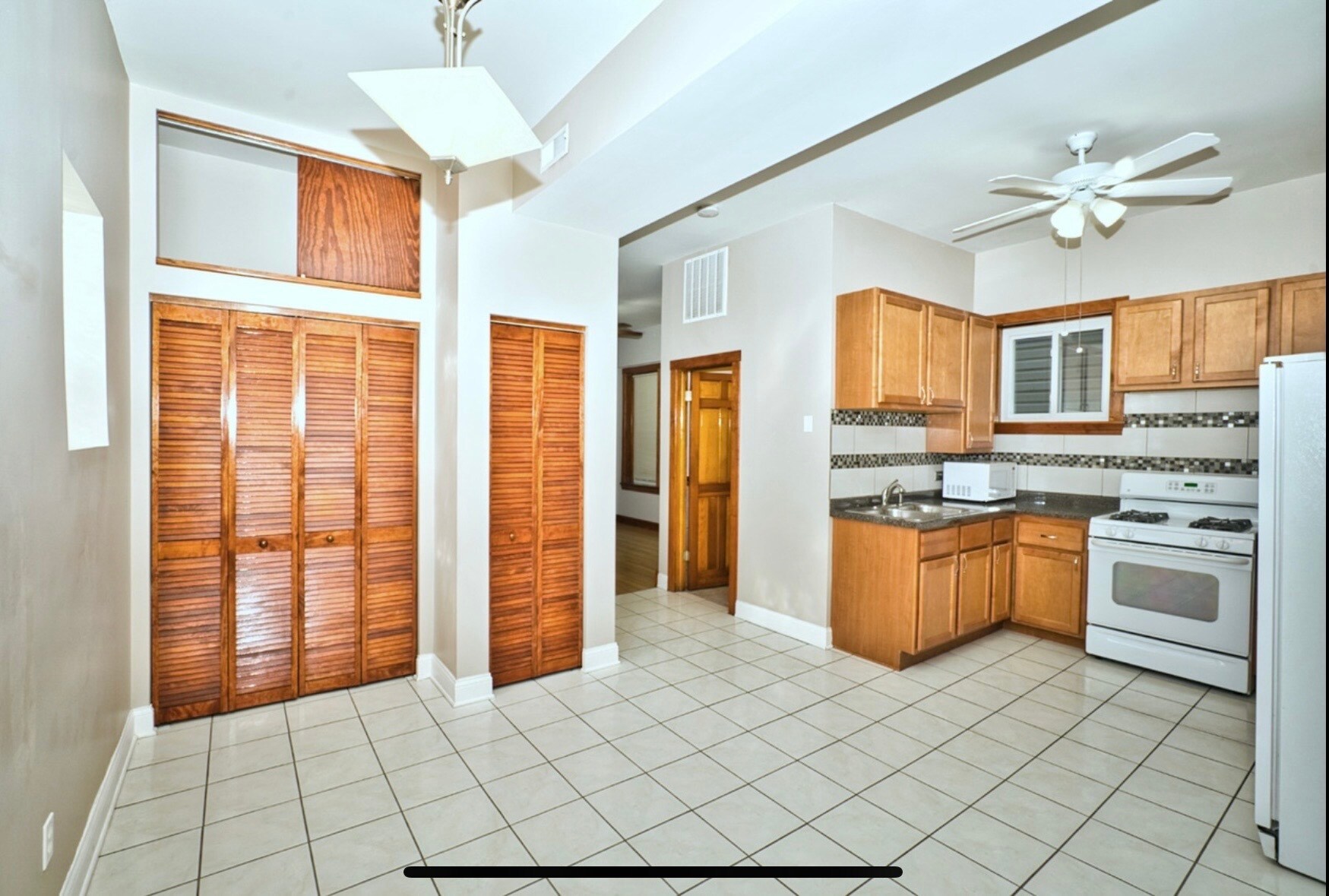 Building Photo - 1747 W Le Moyne St