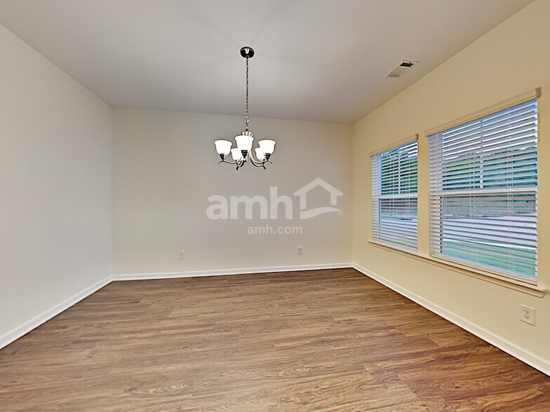 Building Photo - 428 Camp dr