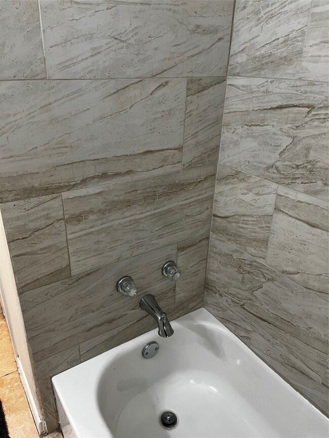 Building Photo - 104 N Eastwood St