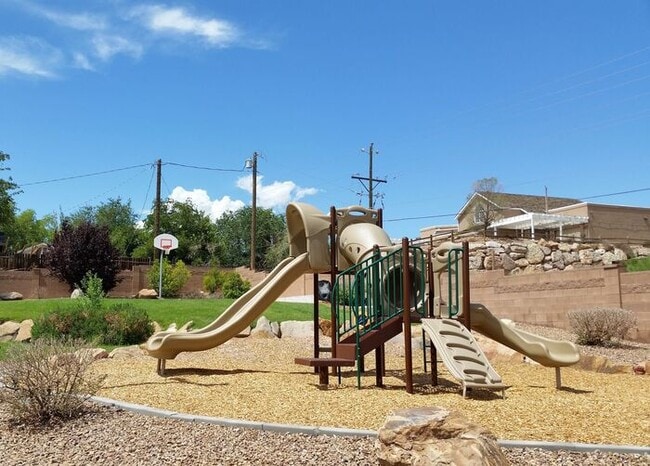 Building Photo - 3 bed, 2.5 bath town house