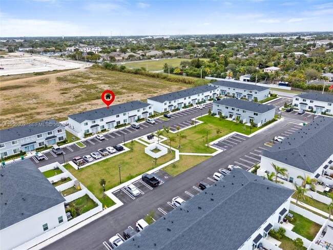 Building Photo - 1050 W Davis Pkwy