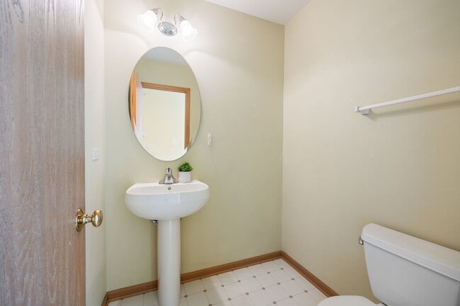 Building Photo - 923 Emerald Dr