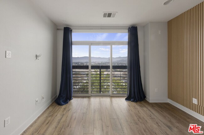 Building Photo - 2753 Waverly Dr