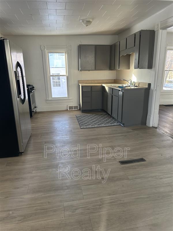 Building Photo - 425 W American St