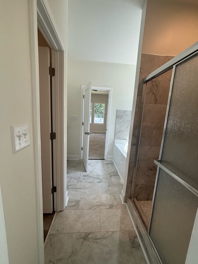 Building Photo - 645 Glensford Dr