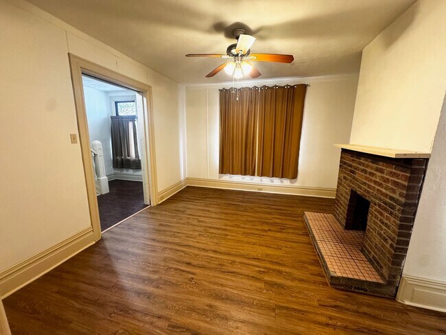 Building Photo - Welcome Home to 1101 Fredonia!