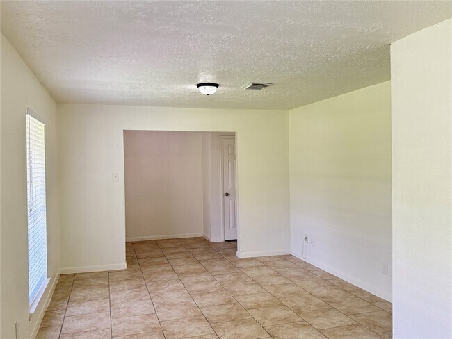 Building Photo - 10715 Sagewillow Ln