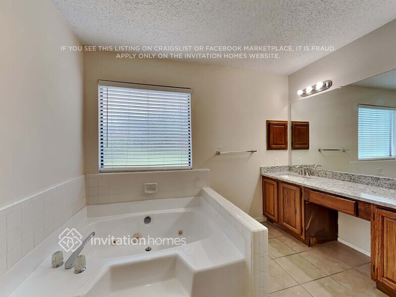 Building Photo - 3332 Renaissance Dr