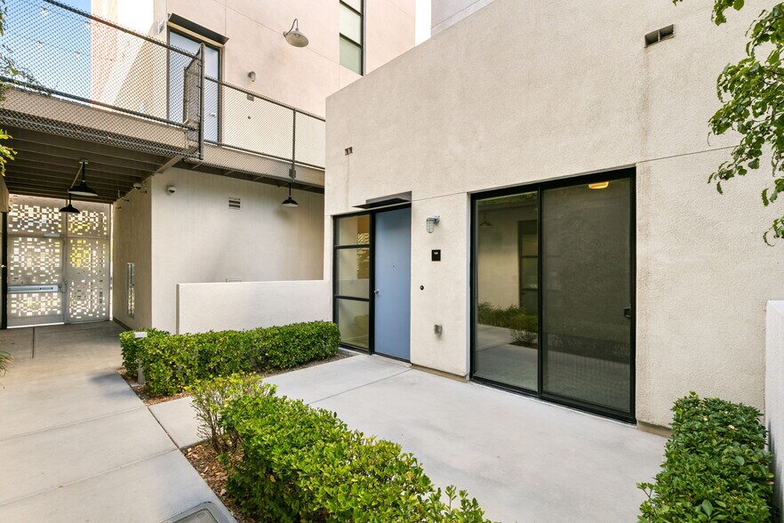 Front & Patio - 519 S 6th St