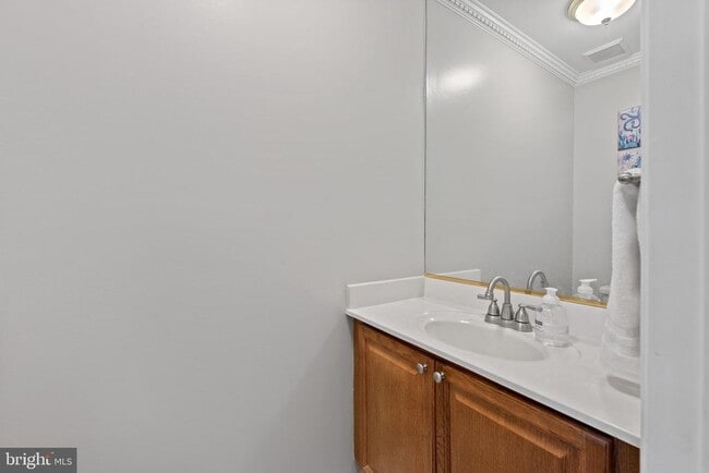 Building Photo - 8104 Creekview Dr