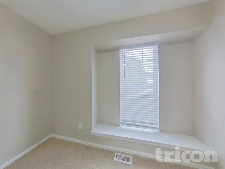 Building Photo - 21490 E Aberdeen Dr