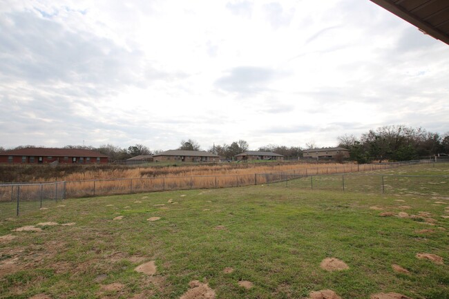 Building Photo - 3 Bedroom Duplex for Rent in Lindale! Tour...