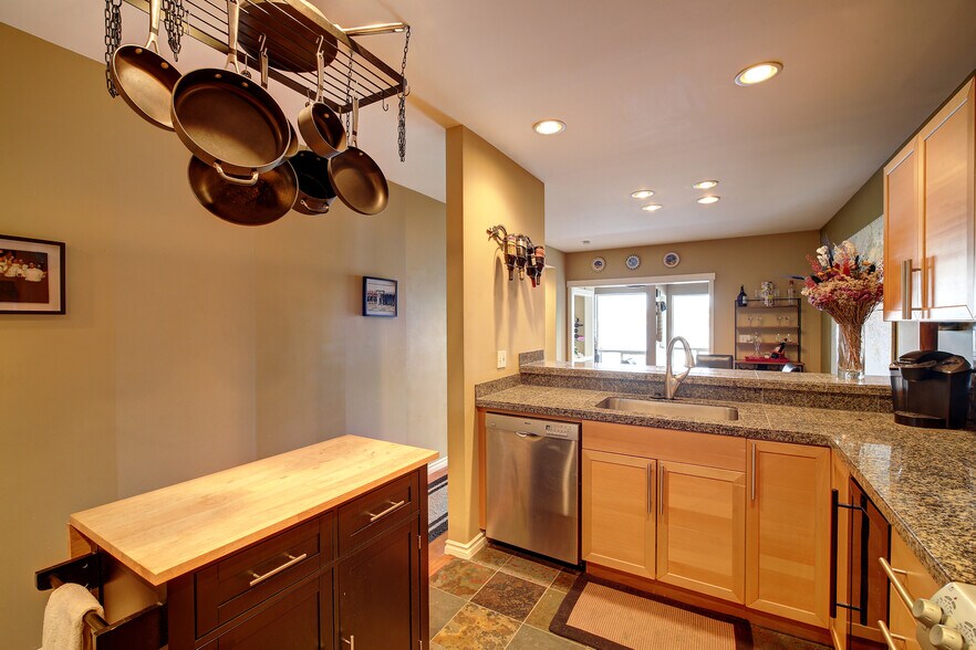 Building Photo - Great Priced Westlake Condo with Electric ...