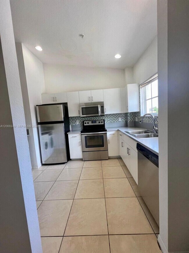 Building Photo - 3824 SW 48th Ave