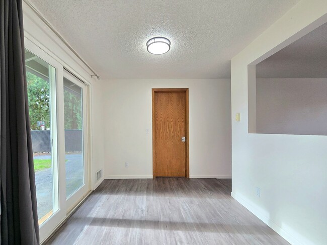 Building Photo - Fully Renovated 4 Bedroom Home in North Marysville Available Now!