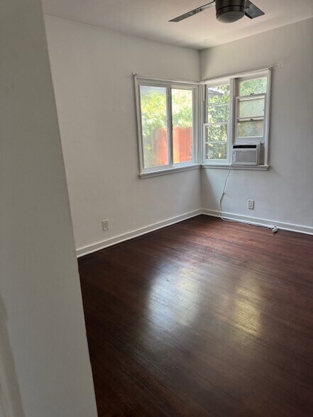 Building Photo - 10907 Moorpark St