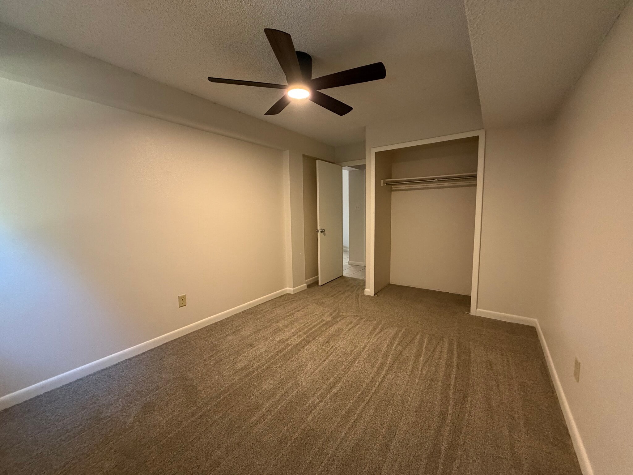 Building Photo - 1140 Cenotaph Cir