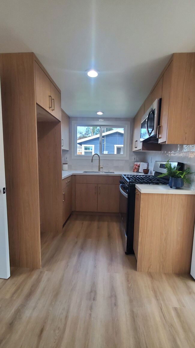 Full kitchen with new appliances - 1453 Newport Ave