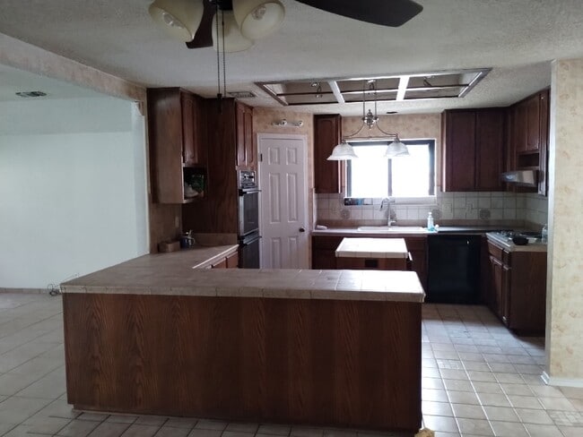 Building Photo - 17915 Summer Knoll Dr