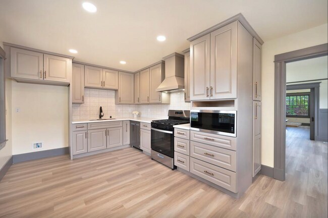 Building Photo - Charming Craftsman Bungalow with Full Base...