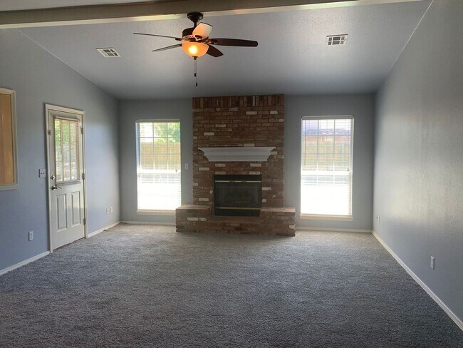 Building Photo - This beautifully updated three-bedroom, tw...