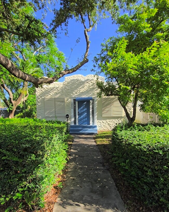 Building Photo - 1954 Dewey St