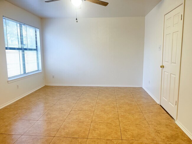 Building Photo - 1815 Cedarview Dr