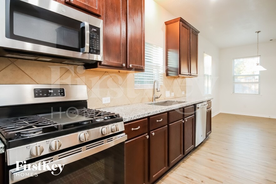 Building Photo - 28603 Hidden Lake W