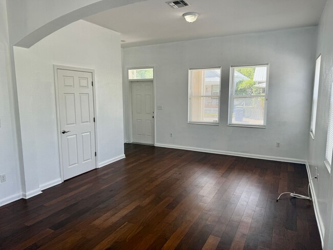 Building Photo - 1808 E Columbus Dr