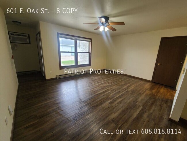 Building Photo - 601 E Oak St