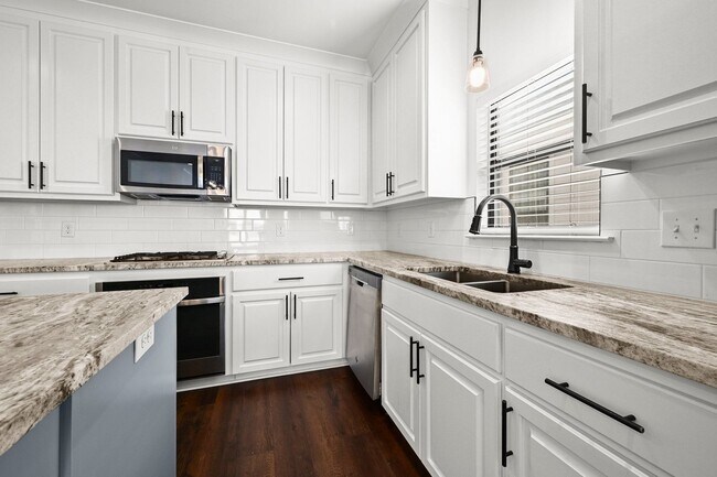 Building Photo - 4 bedroom, 2 bath home in the heart of Cen...