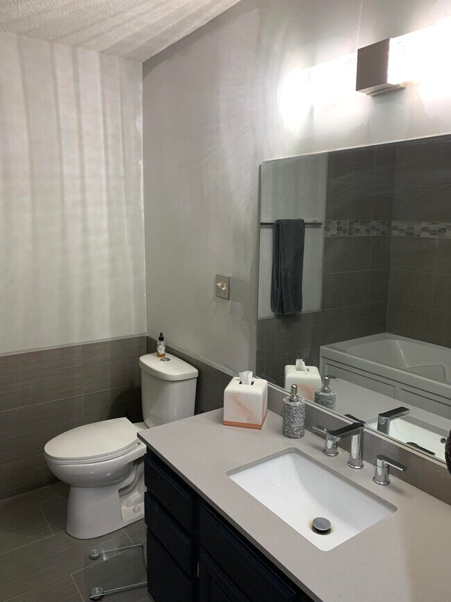 Building Photo - 107 Hollyridge Ln