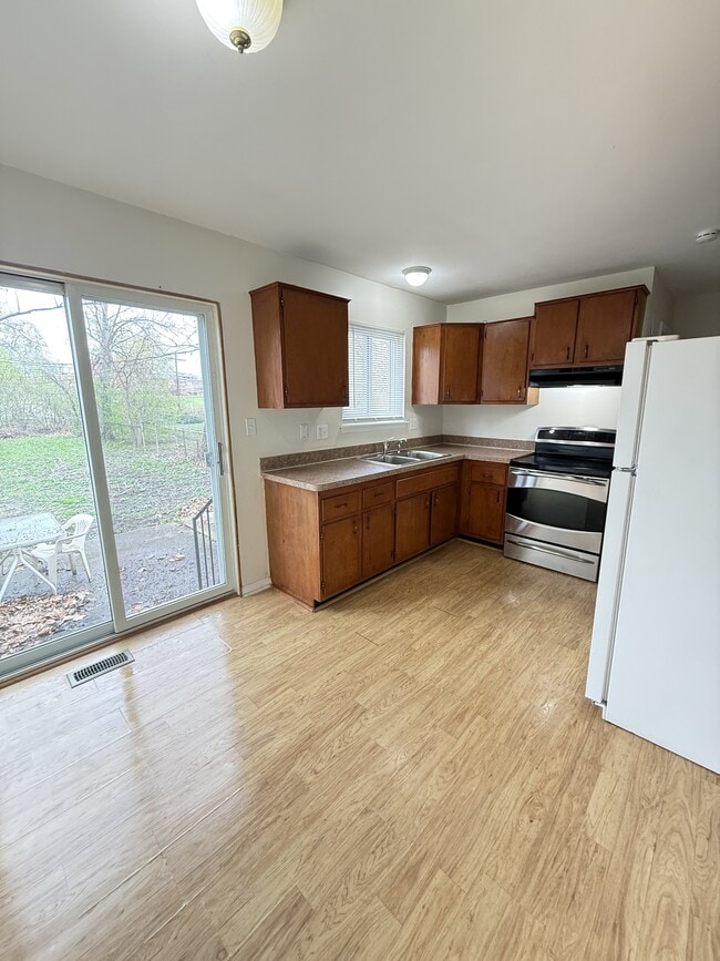 Building Photo - 176 N Christine Cir